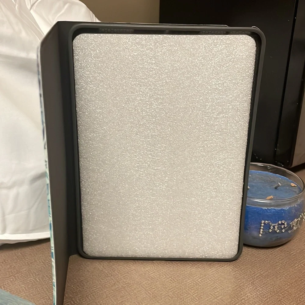 NWT Apple iPad cover, 5th generation 2020-2022. Never been used. Fits 10.9 inch.